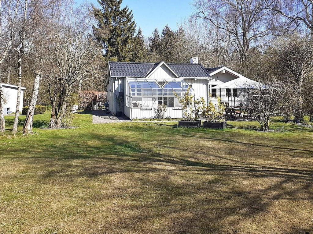 una gran casa blanca con un gran patio en Holiday home Taastrup, en Tåstrup