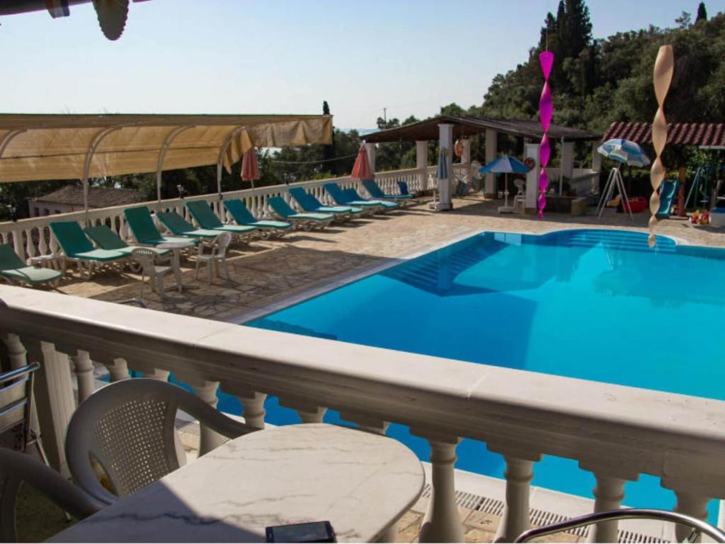 Bazén v ubytovaní Majestic apartment in Mpenitses with shared pool alebo v jeho blízkosti