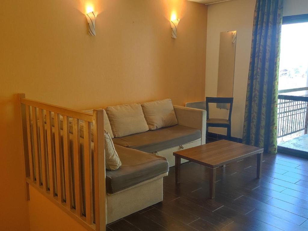 ein Wohnzimmer mit einem Sofa und einem Tisch in der Unterkunft Appartement Jausiers, 3 pièces, 6 personnes - FR-1-165B-20 in Jausiers
