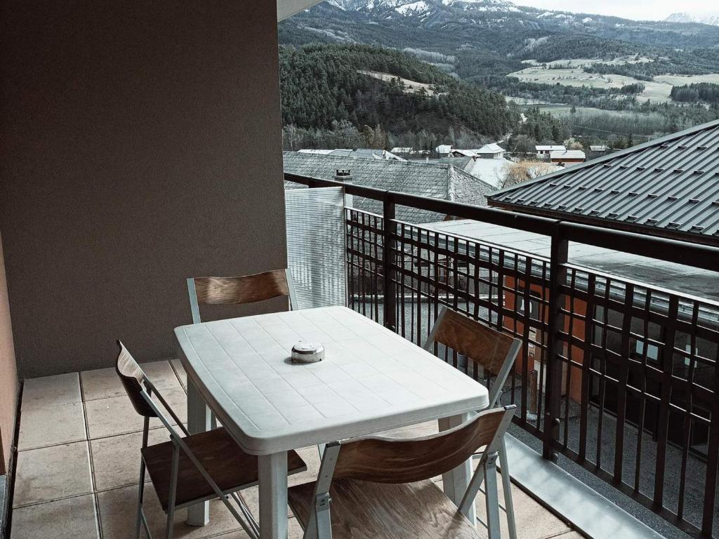 a white table and chairs on a balcony at Studio Jausiers, 1 pièce, 4 personnes - FR-1-165B-44 in Jausiers