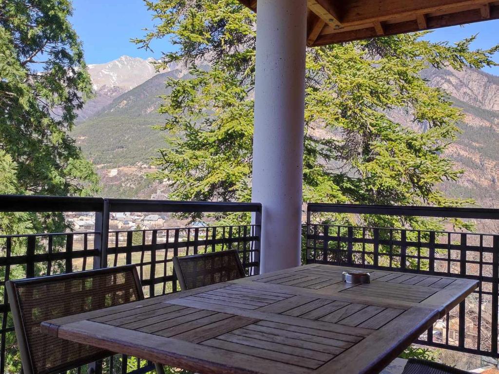 d'une table en bois sur un balcon avec vue sur les montagnes. dans l'établissement Studio Jausiers, 1 pièce, 4 personnes - FR-1-165B-46, à Jausiers