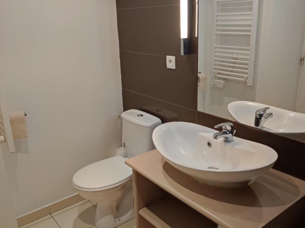 Kúpeľňa v ubytovaní Studio cosy avec terrasse, parking, piscine et sauna à Jausiers, pour 4 pers, proche Barcelonnette - FR-1-165B-48