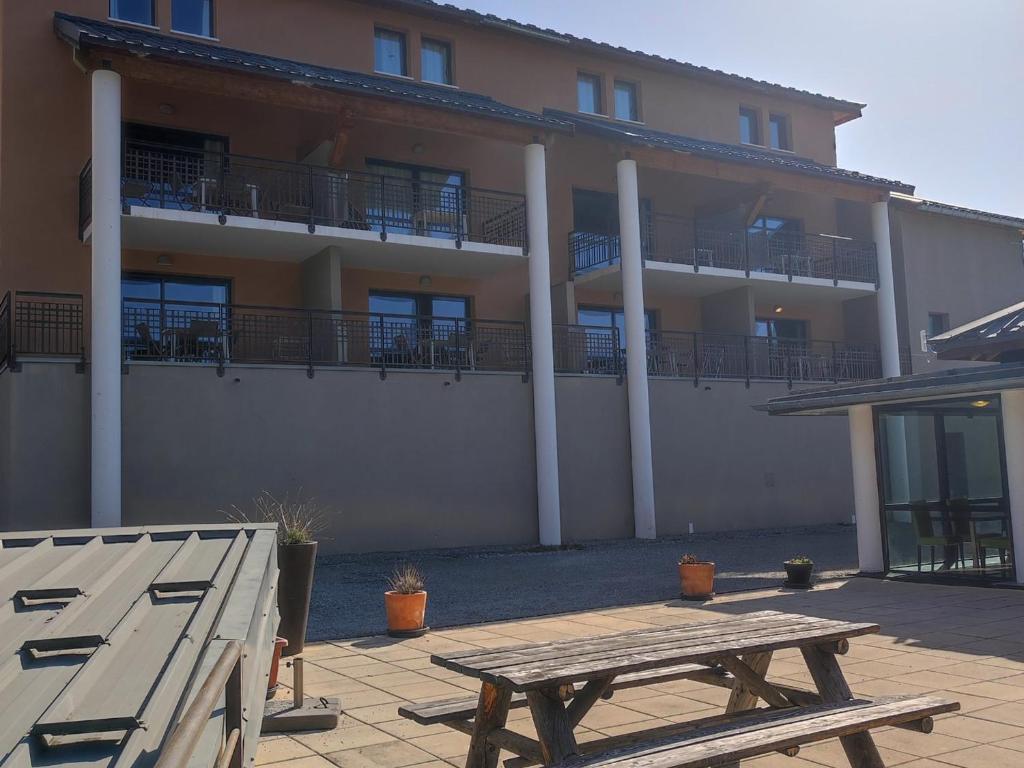 Balkón alebo terasa v ubytovaní Studio cosy avec terrasse, parking, piscine et sauna à Jausiers, pour 4 pers, proche Barcelonnette - FR-1-165B-48