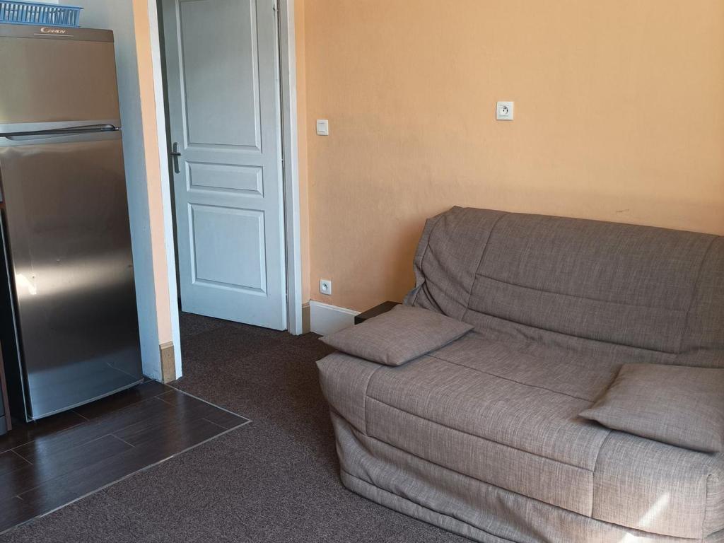 un soggiorno con divano e frigorifero di Appartement Jausiers, 2 pièces, 4 personnes - FR-1-165B-50 a Jausiers