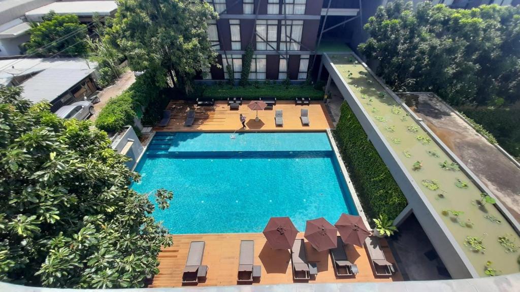 En udsigt til poolen hos Vismaya Suvarnabhumi Hotel eller i nærheden
