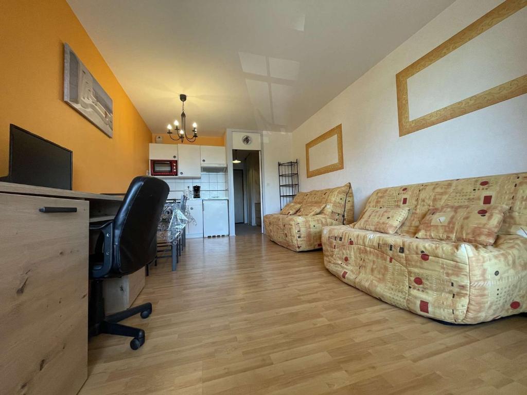 sala de estar con sofá y escritorio en Appartement La Rochelle, 1 pièce, 4 personnes - FR-1-246-629, en La Rochelle