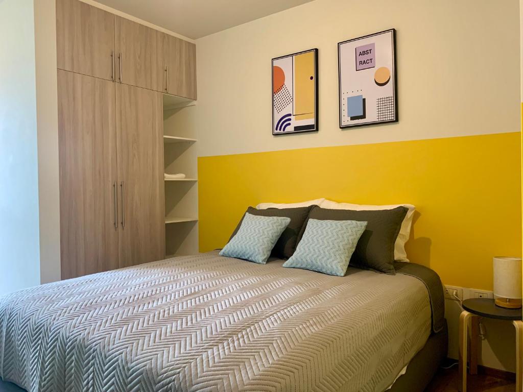 - une chambre dotée d'un lit avec un mur jaune dans l'établissement Studio Memphis en El Prado con vista al Cristo!, à Cochabamba