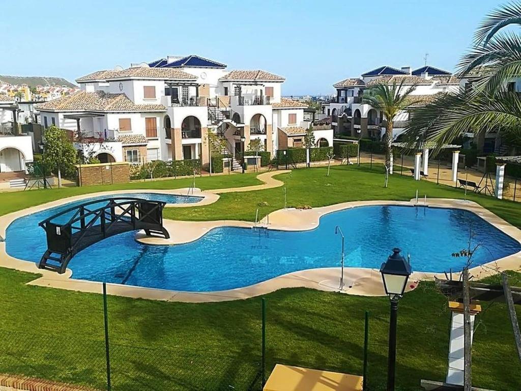 una gran piscina en un patio con casas en Attractive holiday home in Vera with terrace, en Vera