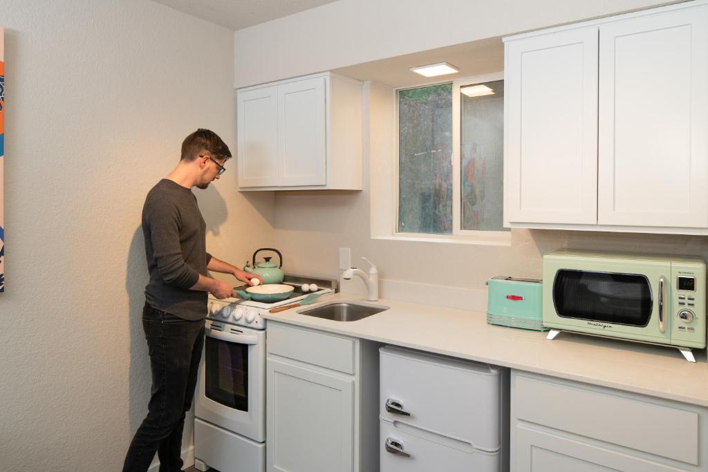 Kuchyň nebo kuchyňský kout v ubytování Hotel McCoy Pullman