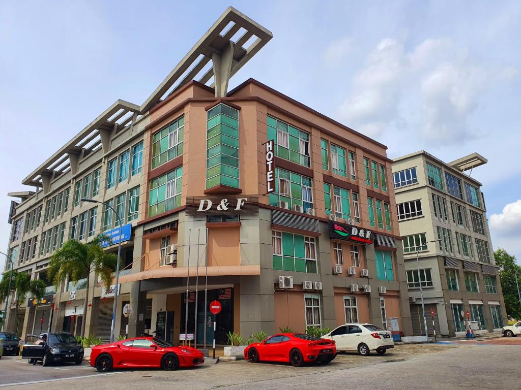 スレンバンにあるD&F BOUTIQUE HOTEL ERA SQUARE SEREMBANの車が目の前に停まった大きな建物