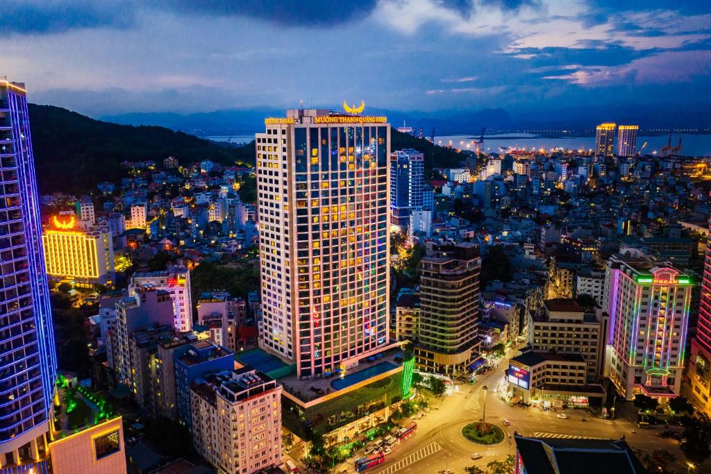 une ville éclairée la nuit avec de grands bâtiments dans l'établissement Muong Thanh Luxury Quang Ninh Hotel, à Hạ Long