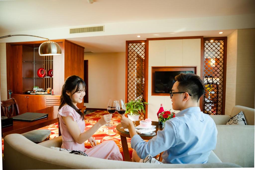 Khoảnh khắc lãng mạn bên ly rượu vang