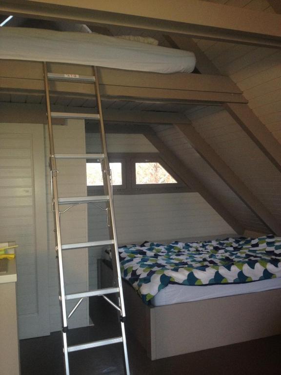 Postel nebo postele na pokoji v ubytování Seehütte Neusiedlersee - Pfahlbau GlamPing