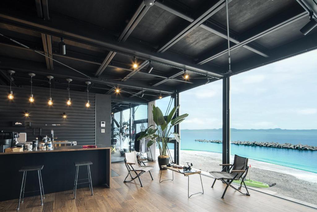 - une cuisine ouverte et un salon avec vue sur l'océan dans l'établissement Yokosuka Sky Grey -横須賀-, à Yokosuka
