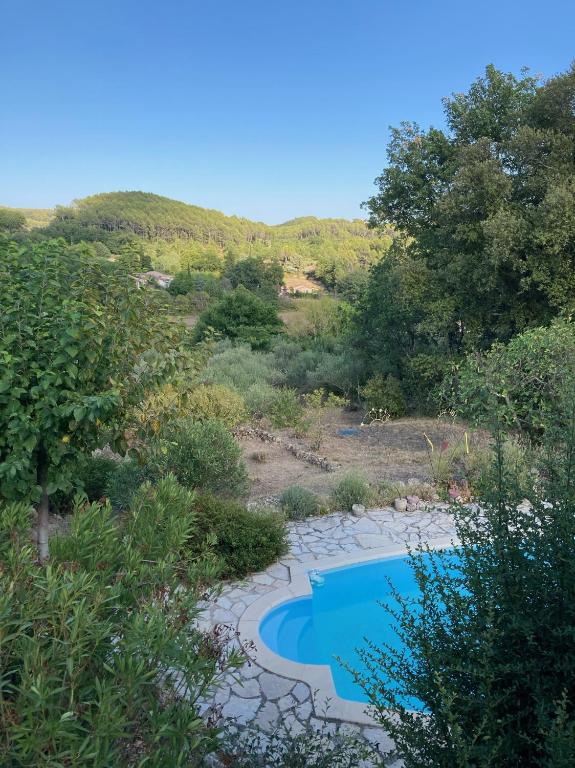 Basen w obiekcie La Parenthèse du Var - Gîte avec grande terrasse vue sur piscine lub w pobliżu