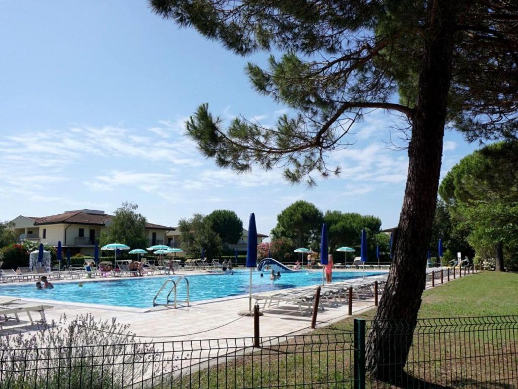 una piscina con persone in un resort di Villa in Caorle near Spiaggia Tartaruga a La Fagiana