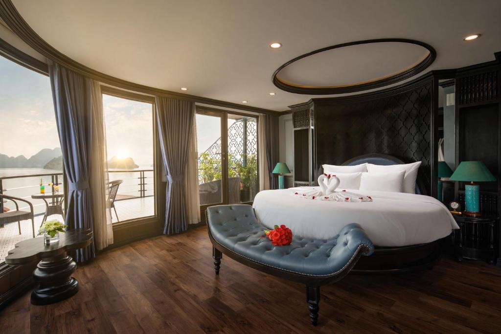 ein Schlafzimmer mit einem großen Bett und einem großen Fenster in der Unterkunft Doris Cruise in Hạ Long