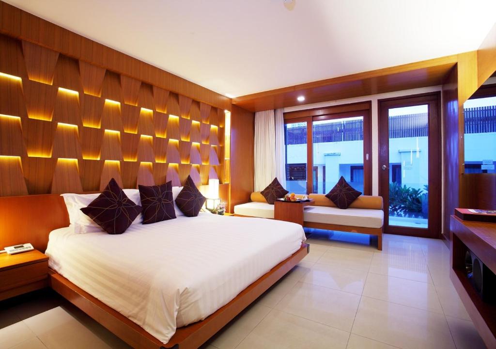 Postel nebo postele na pokoji v ubytování La Flora Resort Patong