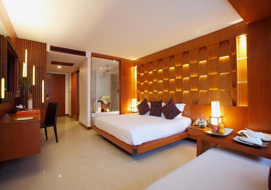 Postel nebo postele na pokoji v ubytování La Flora Resort Patong