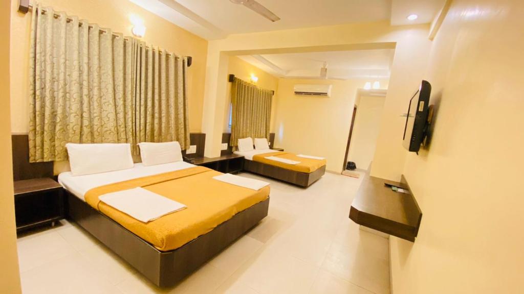 Postel nebo postele na pokoji v ubytování Hotel Sai Gurusthan
