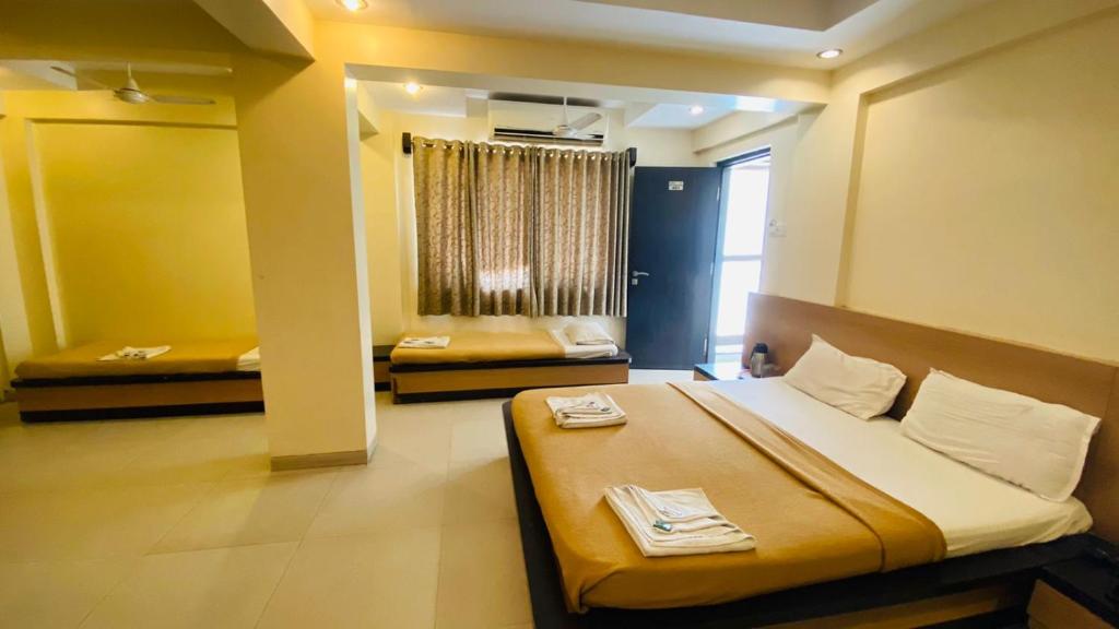 Postel nebo postele na pokoji v ubytování Hotel Sai Gurusthan