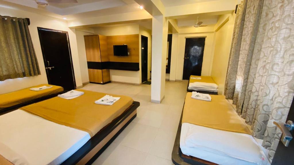 Postel nebo postele na pokoji v ubytování Hotel Sai Gurusthan