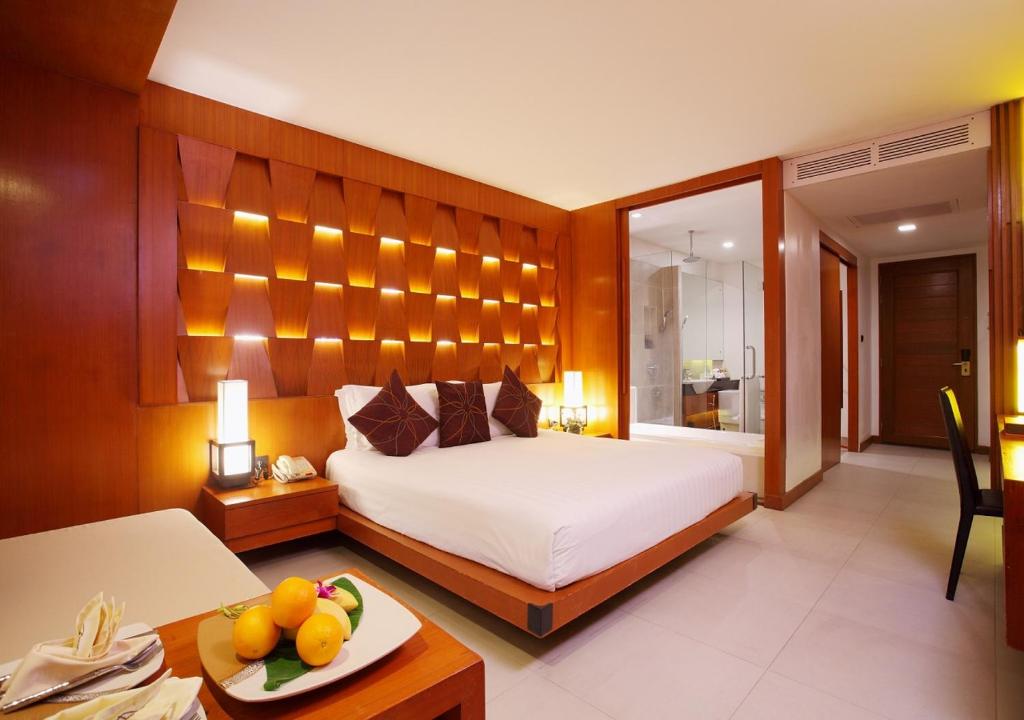 Postel nebo postele na pokoji v ubytování La Flora Resort Patong