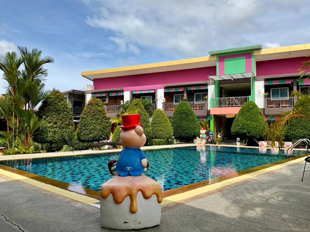Bazén v ubytování บ้านทิพรัตน์ สัตหีบ nebo v jeho okolí