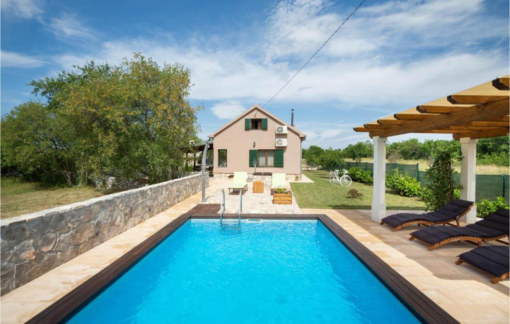 una piscina en un patio trasero con una casa en Gorgeous Home In Trilj With House A Mountain View, en Trilj