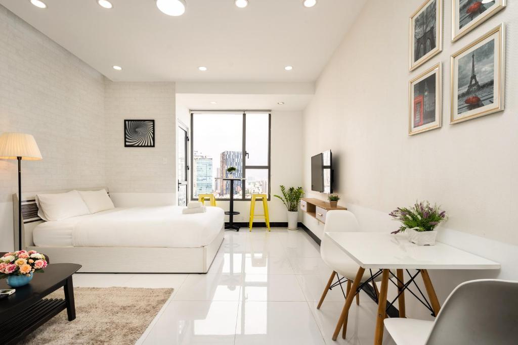 Giường trong phòng chung tại Chau Apartments - Infinity pool- Ben Thanh