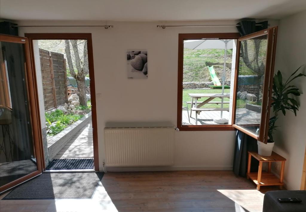Zimmer mit einer Tür, die auf eine Terrasse führt in der Unterkunft Le grand duc in Mijoux