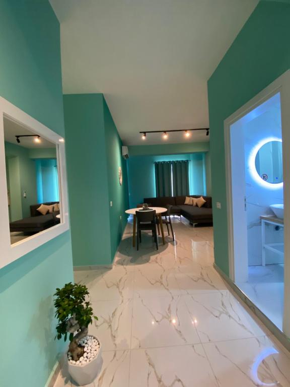 een woonkamer met een bank en een tafel bij Dream Apartments Saranda in Sarandë
