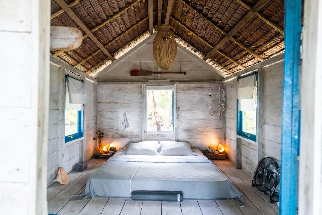 Postel nebo postele na pokoji v ubytování Tailana Island Pulau Banyak
