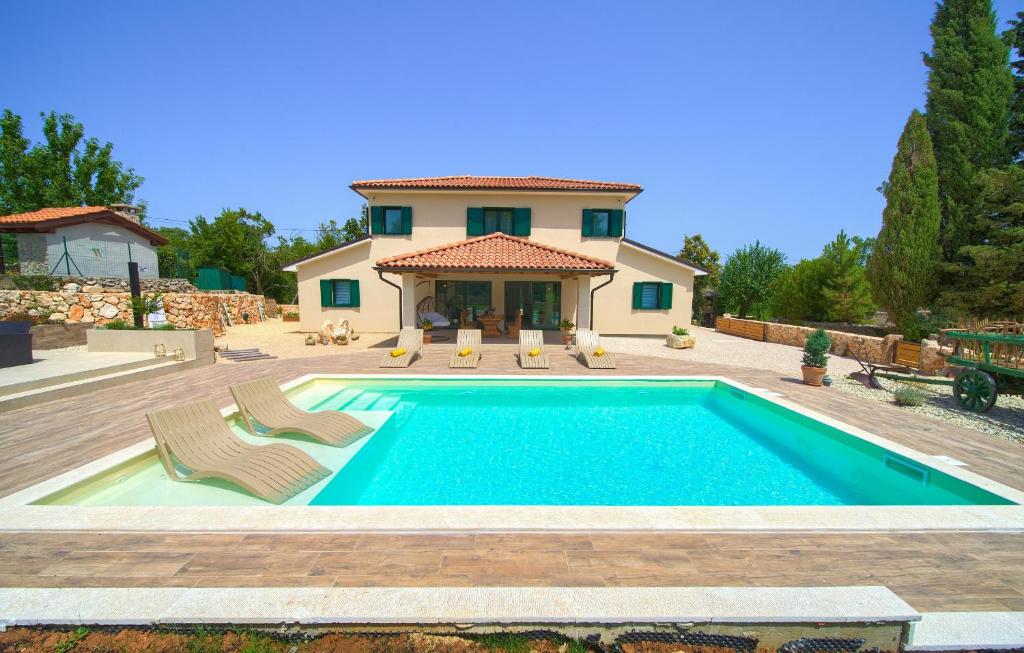 una villa con piscina y una casa en Villa Green Pearl, en Gostinjac