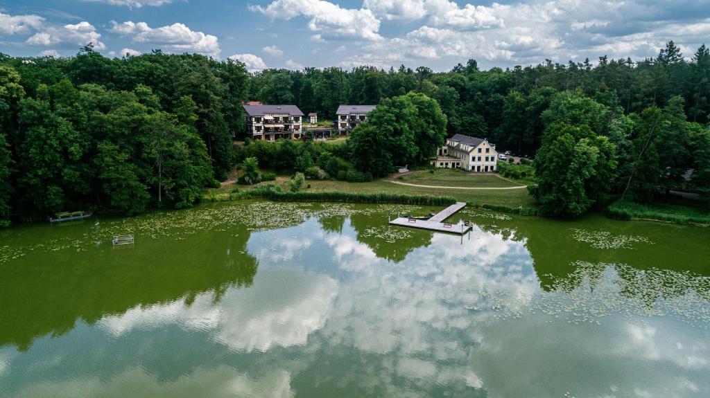 Blick auf Hotel Gut Klostermühle natur resort & medical spa aus der Vogelperspektive