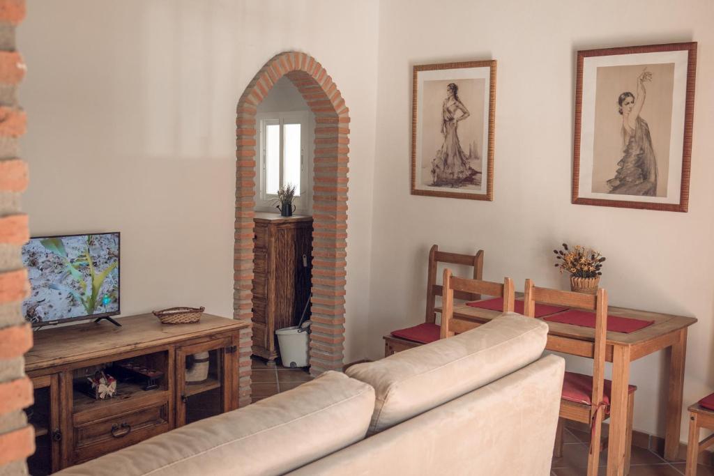 sala de estar con sofá y mesa en Apartamento Doña Lola, en Jerez de la Frontera