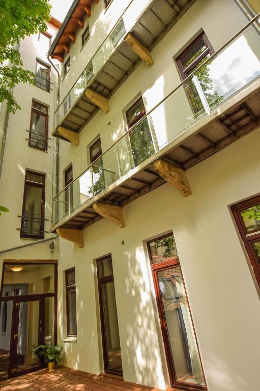 Budova, kde se aparthotel nachází