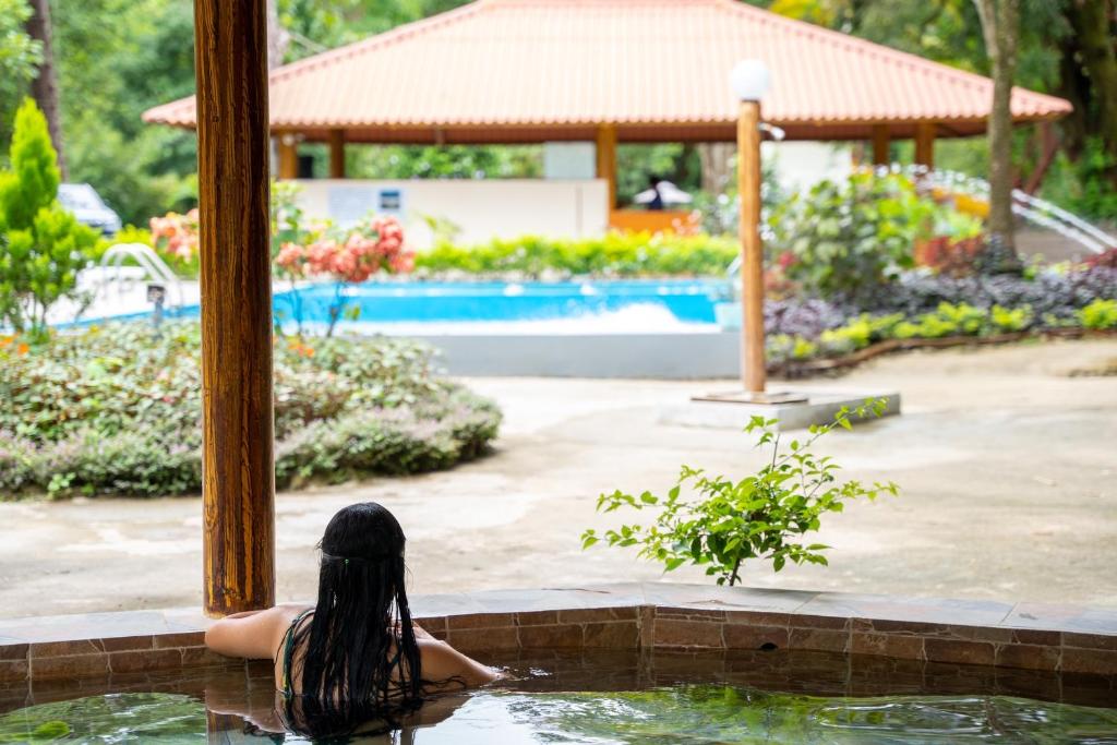 Bazén v ubytování El Valle Resort & Spa - Aguas Termales nebo v jeho okolí