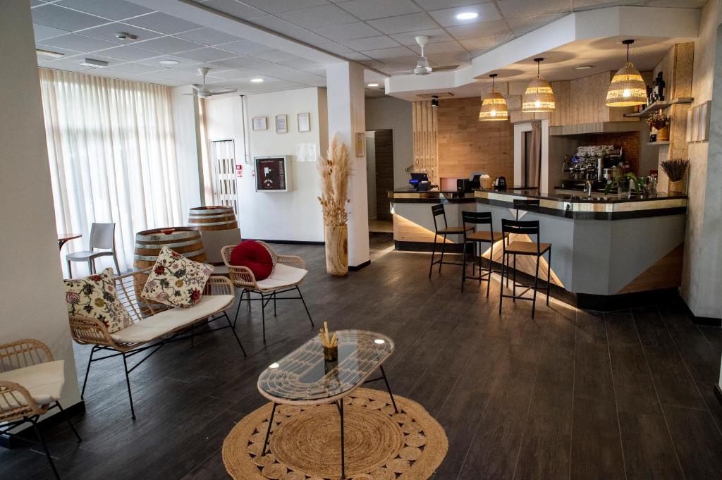 salon ze stołem i krzesłami oraz kuchnię w obiekcie SOMA w Rimini