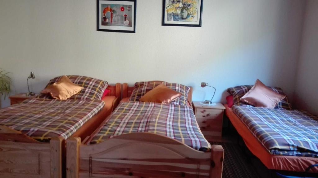 dos camas sentadas una al lado de la otra en un dormitorio en Haus am Bach, en Freiburg im Breisgau