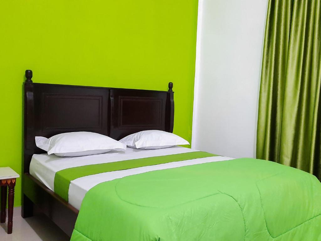 Un ou plusieurs lits dans un hébergement de l'établissement Hotel Berkah Atrama Syariah RedPartner
