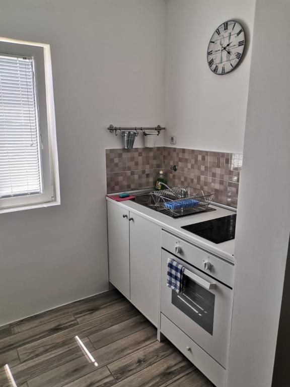Kuchyň nebo kuchyňský kout v ubytování Apartments Oskar