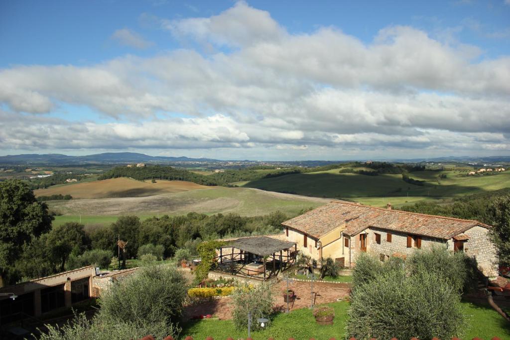 uma vista aérea de uma casa num campo em Antico Borgo Poggiarello em Monteriggioni