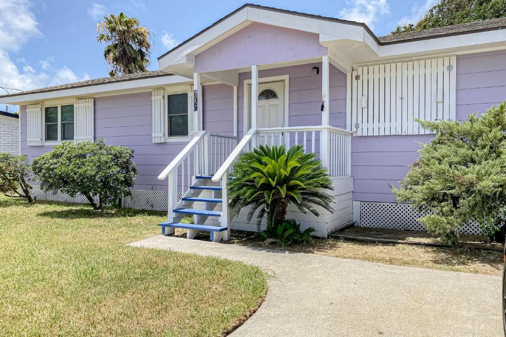 una casa púrpura con una escalera púrpura delante de ella en Sea Grape, en Port Aransas