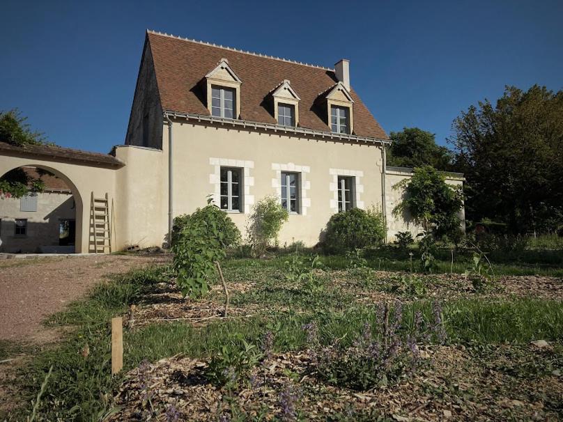 ein großes weißes Haus mit braunem Dach in der Unterkunft Maison Chemin, chambres d'hôtes à Amboise in Amboise