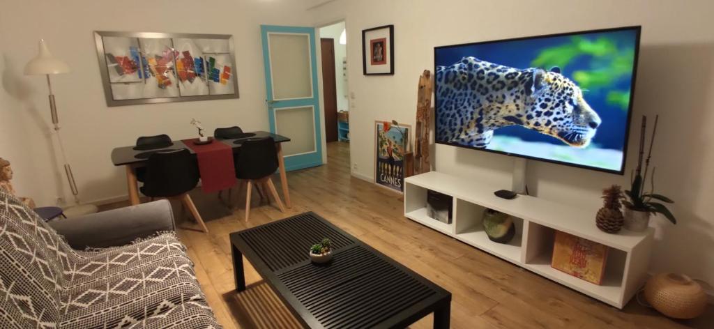 un soggiorno con una grande TV a schermo piatto di apartment 50m from historic town 5min Beach Palais Croisette - Free private parking a Cannes