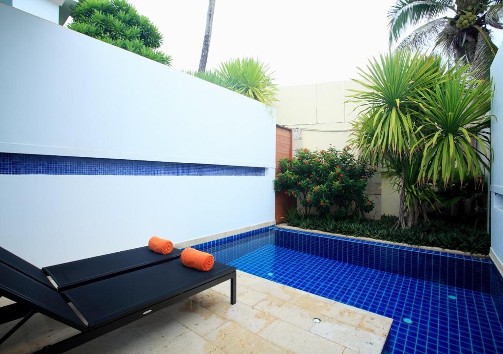 Bazén v ubytování La Flora Resort Patong nebo v jeho okolí