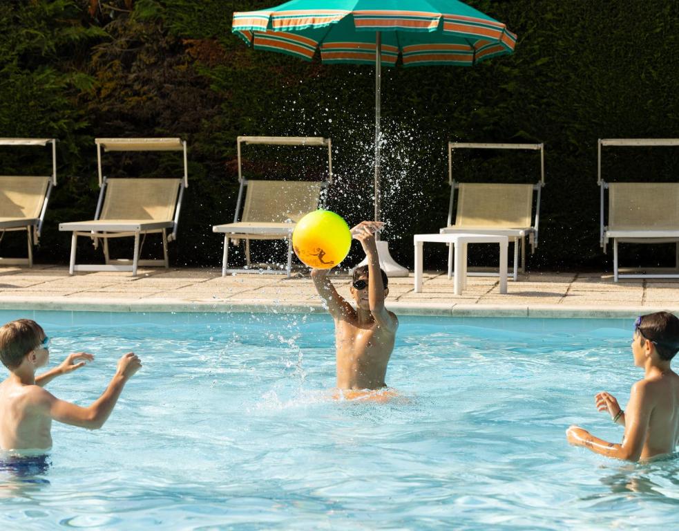 Bazén v ubytování Camping Classe Village nebo v jeho okolí