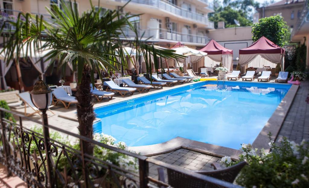 Bazén v ubytování Hotel Otrada nebo v jeho okolí
