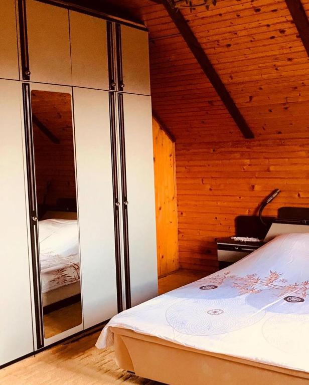 Postel nebo postele na pokoji v ubytování Seoska kuća Jela